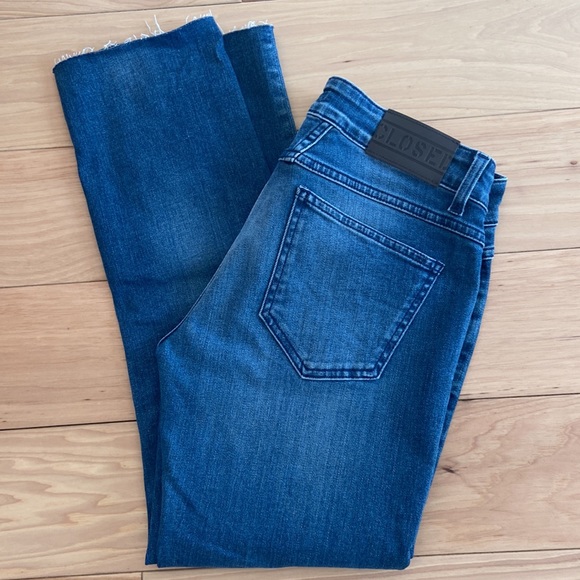 Closed raw hem ankle length jeans. - Picture 3 of 9